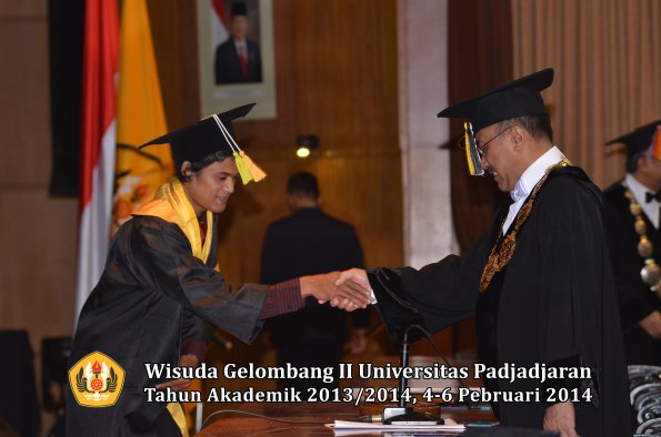 wisuda-unpad-gel-ii-ta-2013_2014-fakultas-ilmu-komunikasi-oleh-rektor-103