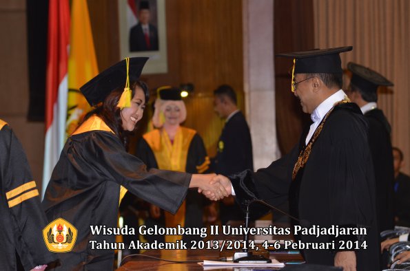 wisuda-unpad-gel-ii-ta-2013_2014-fakultas-ilmu-komunikasi-oleh-rektor-104