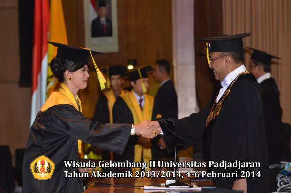 wisuda-unpad-gel-ii-ta-2013_2014-fakultas-ilmu-komunikasi-oleh-rektor-105