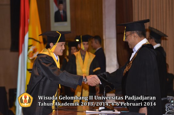 wisuda-unpad-gel-ii-ta-2013_2014-fakultas-ilmu-komunikasi-oleh-rektor-106