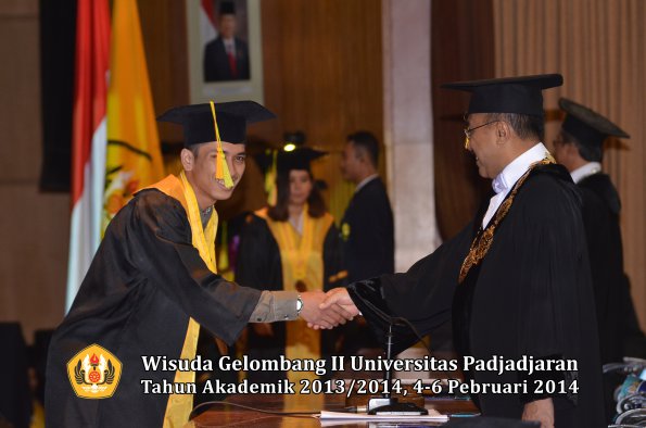 wisuda-unpad-gel-ii-ta-2013_2014-fakultas-ilmu-komunikasi-oleh-rektor-107