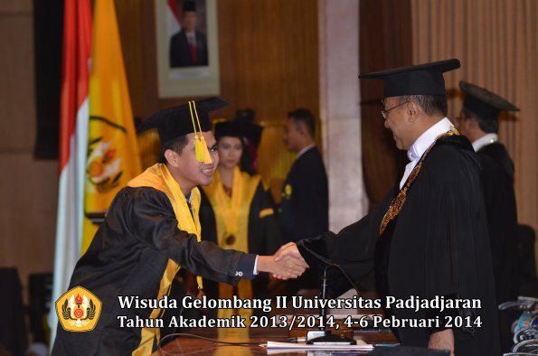 wisuda-unpad-gel-ii-ta-2013_2014-fakultas-ilmu-komunikasi-oleh-rektor-109