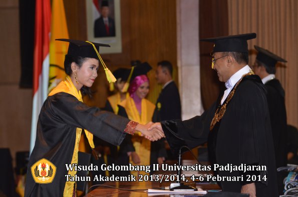 wisuda-unpad-gel-ii-ta-2013_2014-fakultas-ilmu-komunikasi-oleh-rektor-110