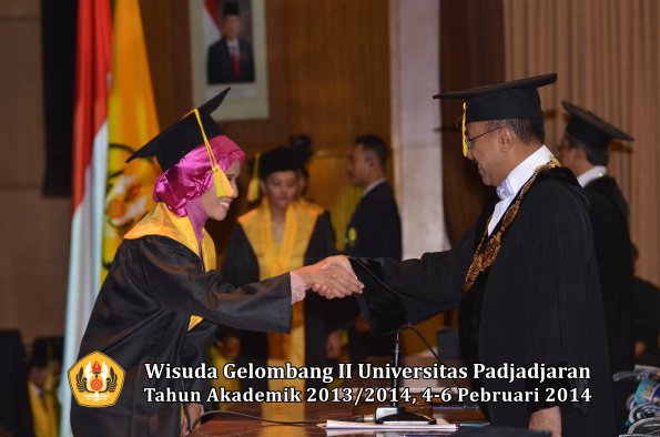 wisuda-unpad-gel-ii-ta-2013_2014-fakultas-ilmu-komunikasi-oleh-rektor-111