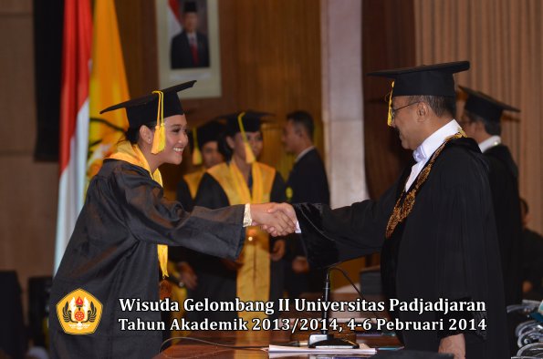 wisuda-unpad-gel-ii-ta-2013_2014-fakultas-ilmu-komunikasi-oleh-rektor-112