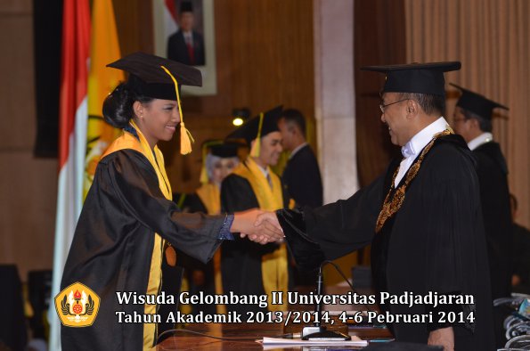 wisuda-unpad-gel-ii-ta-2013_2014-fakultas-ilmu-komunikasi-oleh-rektor-113