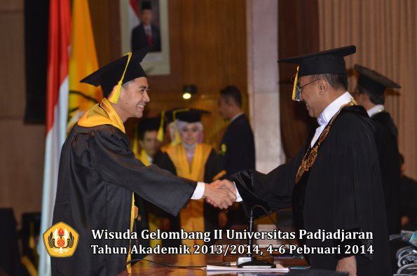 wisuda-unpad-gel-ii-ta-2013_2014-fakultas-ilmu-komunikasi-oleh-rektor-114