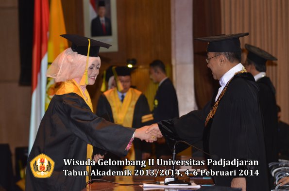 wisuda-unpad-gel-ii-ta-2013_2014-fakultas-ilmu-komunikasi-oleh-rektor-115