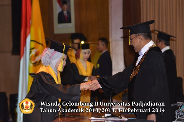 wisuda-unpad-gel-ii-ta-2013_2014-fakultas-ilmu-komunikasi-oleh-rektor-116