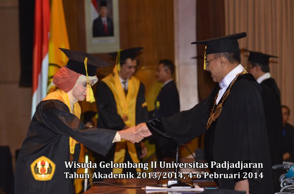 wisuda-unpad-gel-ii-ta-2013_2014-fakultas-ilmu-komunikasi-oleh-rektor-117