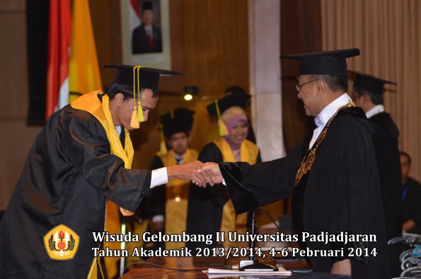 wisuda-unpad-gel-ii-ta-2013_2014-fakultas-ilmu-komunikasi-oleh-rektor-118