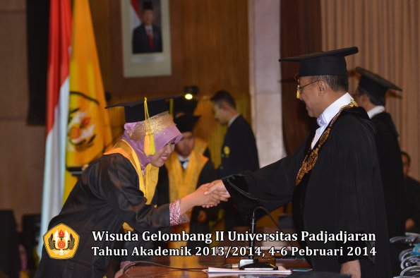 wisuda-unpad-gel-ii-ta-2013_2014-fakultas-ilmu-komunikasi-oleh-rektor-119