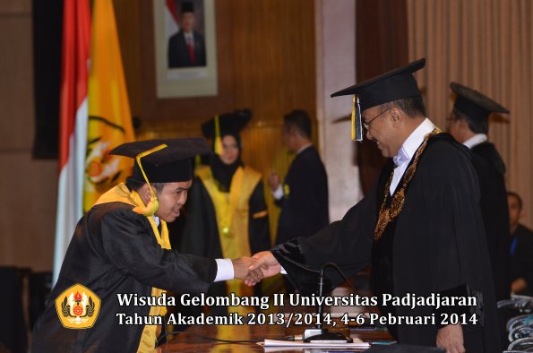 wisuda-unpad-gel-ii-ta-2013_2014-fakultas-ilmu-komunikasi-oleh-rektor-120