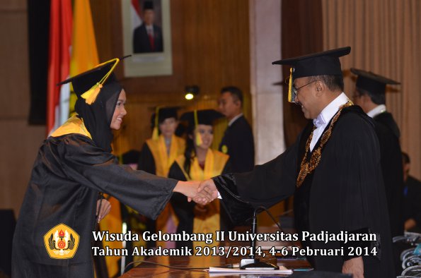 wisuda-unpad-gel-ii-ta-2013_2014-fakultas-ilmu-komunikasi-oleh-rektor-121