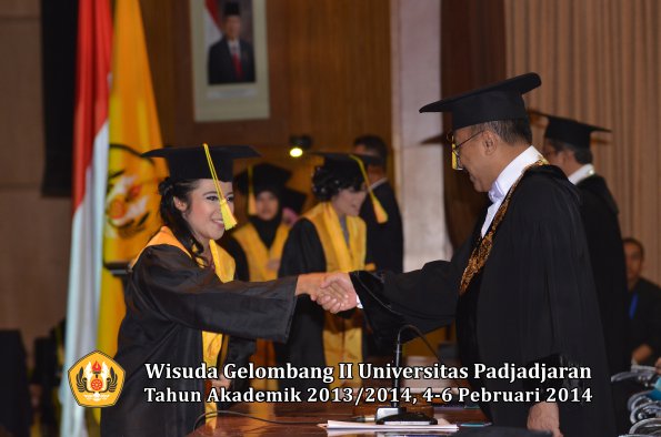 wisuda-unpad-gel-ii-ta-2013_2014-fakultas-ilmu-komunikasi-oleh-rektor-122