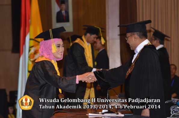 wisuda-unpad-gel-ii-ta-2013_2014-fakultas-ilmu-komunikasi-oleh-rektor-125