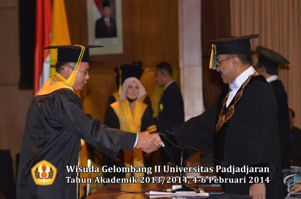 wisuda-unpad-gel-ii-ta-2013_2014-fakultas-ilmu-komunikasi-oleh-rektor-126