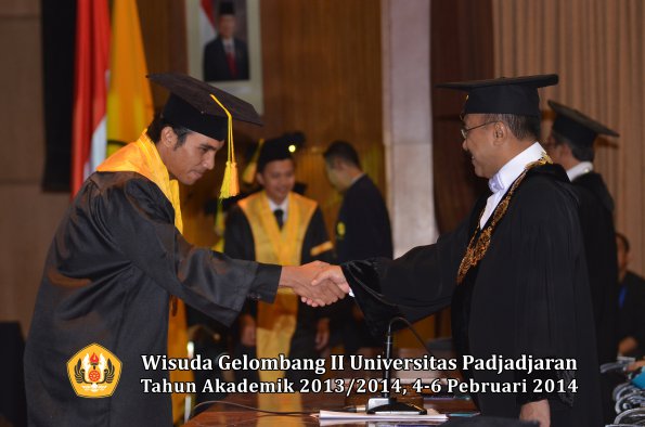 wisuda-unpad-gel-ii-ta-2013_2014-fakultas-ilmu-komunikasi-oleh-rektor-128