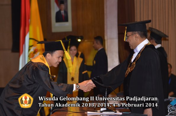 wisuda-unpad-gel-ii-ta-2013_2014-fakultas-ilmu-komunikasi-oleh-rektor-129