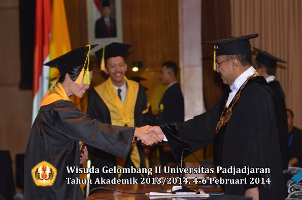 wisuda-unpad-gel-ii-ta-2013_2014-fakultas-ilmu-komunikasi-oleh-rektor-130