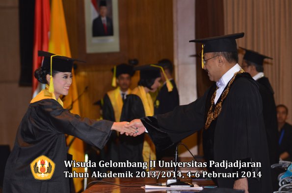 wisuda-unpad-gel-ii-ta-2013_2014-fakultas-ilmu-komunikasi-oleh-rektor-132