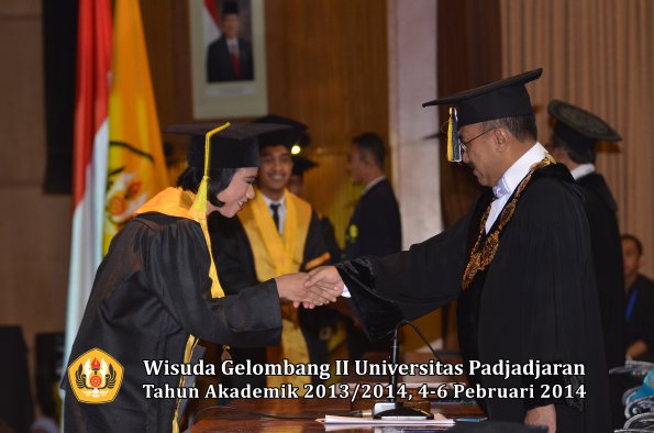 wisuda-unpad-gel-ii-ta-2013_2014-fakultas-ilmu-komunikasi-oleh-rektor-133