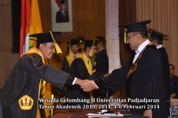 wisuda-unpad-gel-ii-ta-2013_2014-fakultas-ilmu-komunikasi-oleh-rektor-134