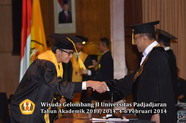 wisuda-unpad-gel-ii-ta-2013_2014-fakultas-ilmu-komunikasi-oleh-rektor-136