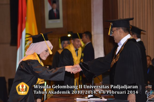 wisuda-unpad-gel-ii-ta-2013_2014-fakultas-ilmu-komunikasi-oleh-rektor-137