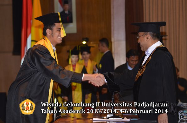 wisuda-unpad-gel-ii-ta-2013_2014-fakultas-ilmu-komunikasi-oleh-rektor-138