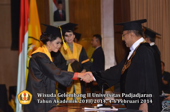 wisuda-unpad-gel-ii-ta-2013_2014-fakultas-ilmu-komunikasi-oleh-rektor-140