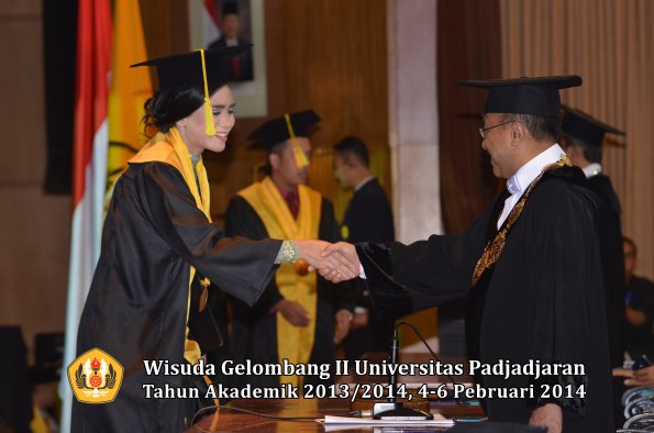 wisuda-unpad-gel-ii-ta-2013_2014-fakultas-ilmu-komunikasi-oleh-rektor-141