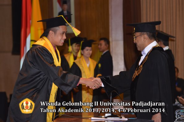 wisuda-unpad-gel-ii-ta-2013_2014-fakultas-ilmu-komunikasi-oleh-rektor-142