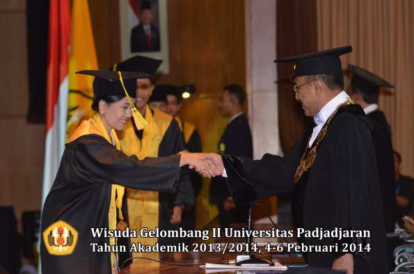 wisuda-unpad-gel-ii-ta-2013_2014-fakultas-ilmu-komunikasi-oleh-rektor-143