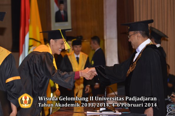 wisuda-unpad-gel-ii-ta-2013_2014-fakultas-ilmu-komunikasi-oleh-rektor-144