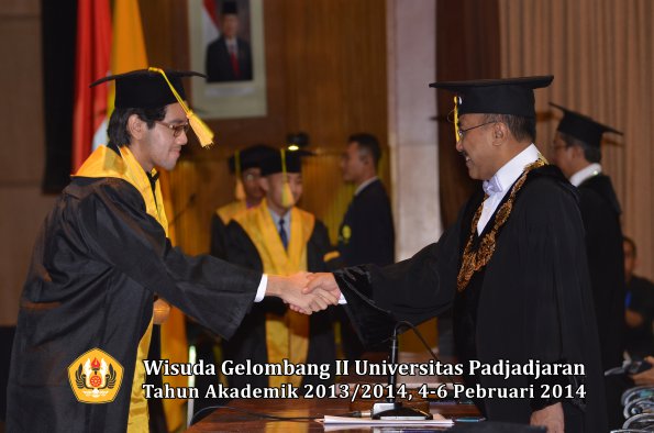 wisuda-unpad-gel-ii-ta-2013_2014-fakultas-ilmu-komunikasi-oleh-rektor-146