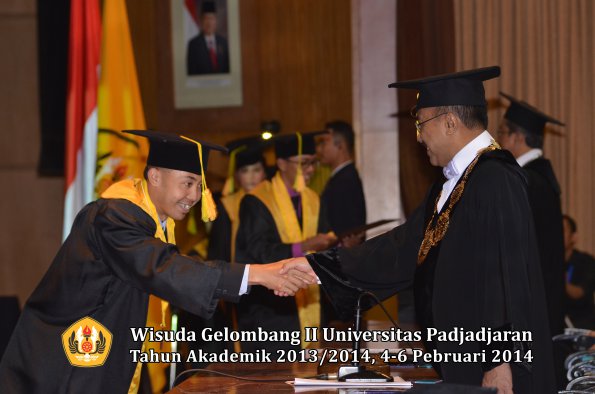 wisuda-unpad-gel-ii-ta-2013_2014-fakultas-ilmu-komunikasi-oleh-rektor-147