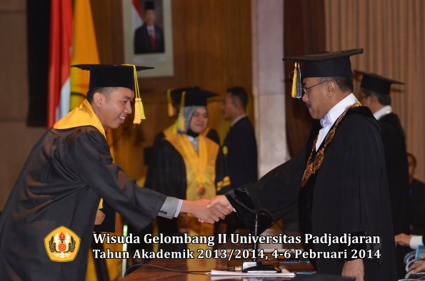 wisuda-unpad-gel-ii-ta-2013_2014-fakultas-ilmu-komunikasi-oleh-rektor-148