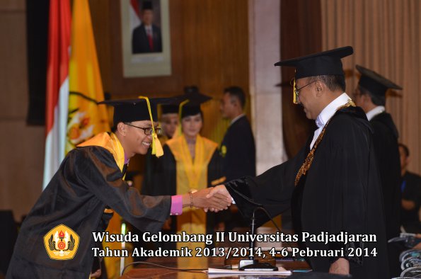 wisuda-unpad-gel-ii-ta-2013_2014-fakultas-ilmu-komunikasi-oleh-rektor-149