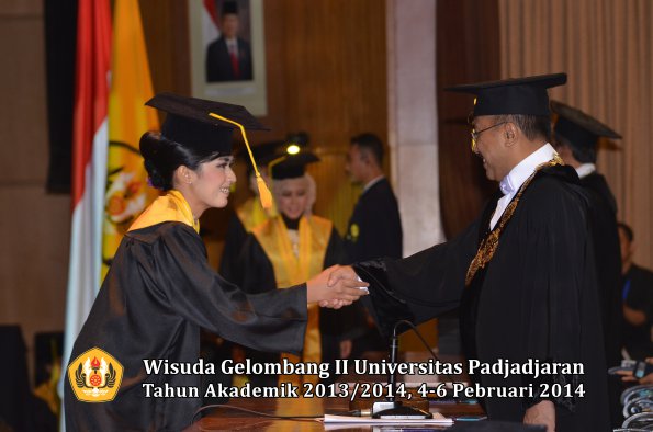 wisuda-unpad-gel-ii-ta-2013_2014-fakultas-ilmu-komunikasi-oleh-rektor-150