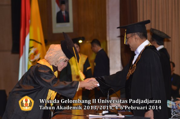 wisuda-unpad-gel-ii-ta-2013_2014-fakultas-ilmu-komunikasi-oleh-rektor-151