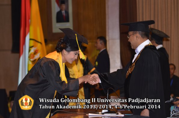 wisuda-unpad-gel-ii-ta-2013_2014-fakultas-ilmu-komunikasi-oleh-rektor-152