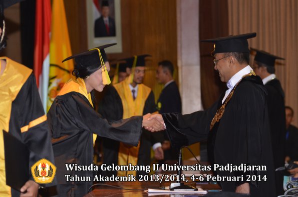 wisuda-unpad-gel-ii-ta-2013_2014-fakultas-ilmu-komunikasi-oleh-rektor-153