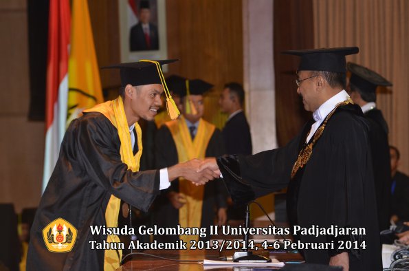 wisuda-unpad-gel-ii-ta-2013_2014-fakultas-ilmu-komunikasi-oleh-rektor-154