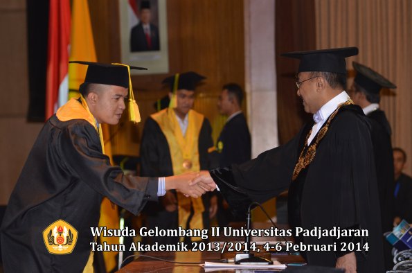 wisuda-unpad-gel-ii-ta-2013_2014-fakultas-ilmu-komunikasi-oleh-rektor-155