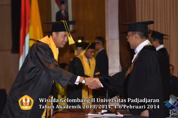 wisuda-unpad-gel-ii-ta-2013_2014-fakultas-ilmu-komunikasi-oleh-rektor-156