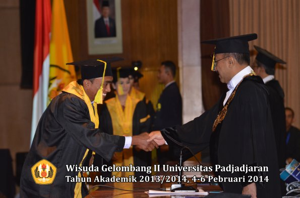 wisuda-unpad-gel-ii-ta-2013_2014-fakultas-ilmu-komunikasi-oleh-rektor-157