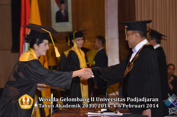 wisuda-unpad-gel-ii-ta-2013_2014-fakultas-ilmu-komunikasi-oleh-rektor-158