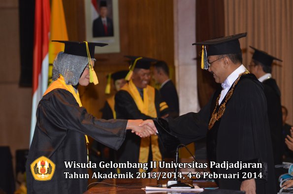 wisuda-unpad-gel-ii-ta-2013_2014-fakultas-ilmu-komunikasi-oleh-rektor-159