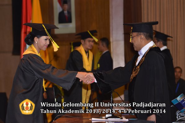 wisuda-unpad-gel-ii-ta-2013_2014-fakultas-ilmu-komunikasi-oleh-rektor-160